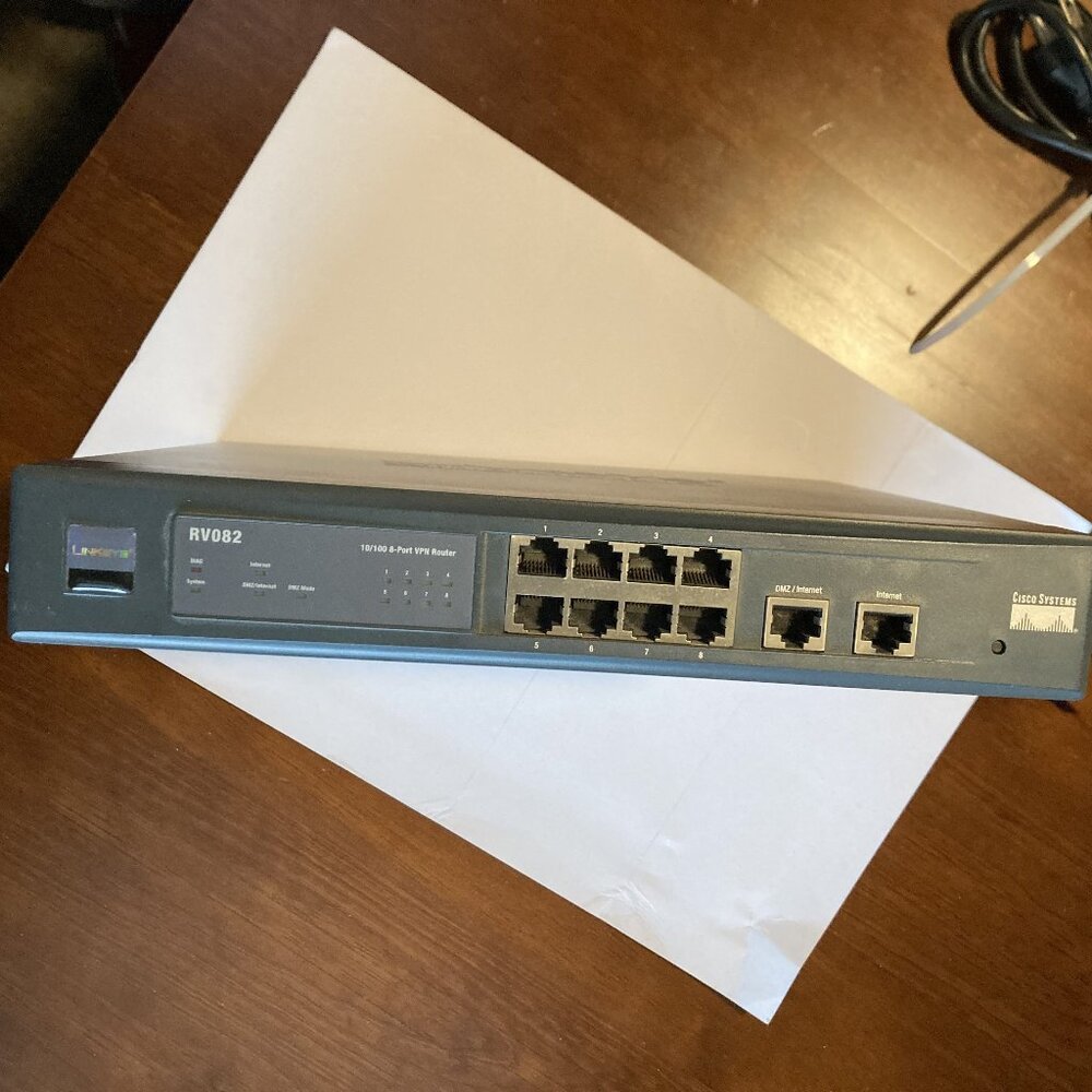 The Cisco RV082 Dual WAN VPN Router--used - Picture 3 of 6